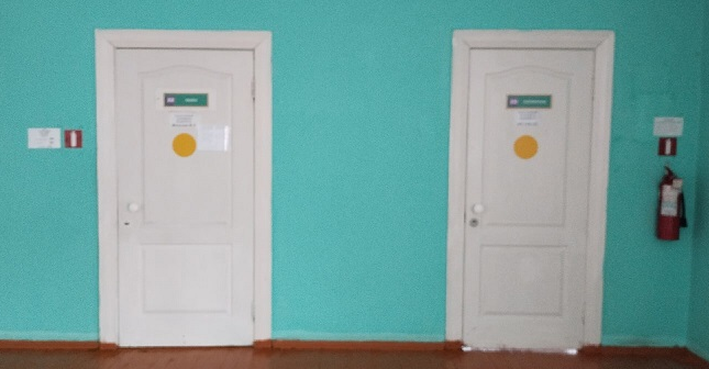 Двери снабжены желтыми кругами для слабовидящих