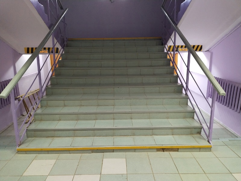Для слабовидящих на лестницах нанесены желтые полосы